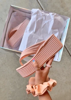 HEAT & WAVES PINK THONG SANDAL