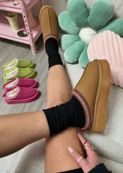 CUTENESS ALERT CHESTNUT PLATFORM SLIPPER -Lole Clothing Shop ScreenShot2023 02 21at12.33.33PM